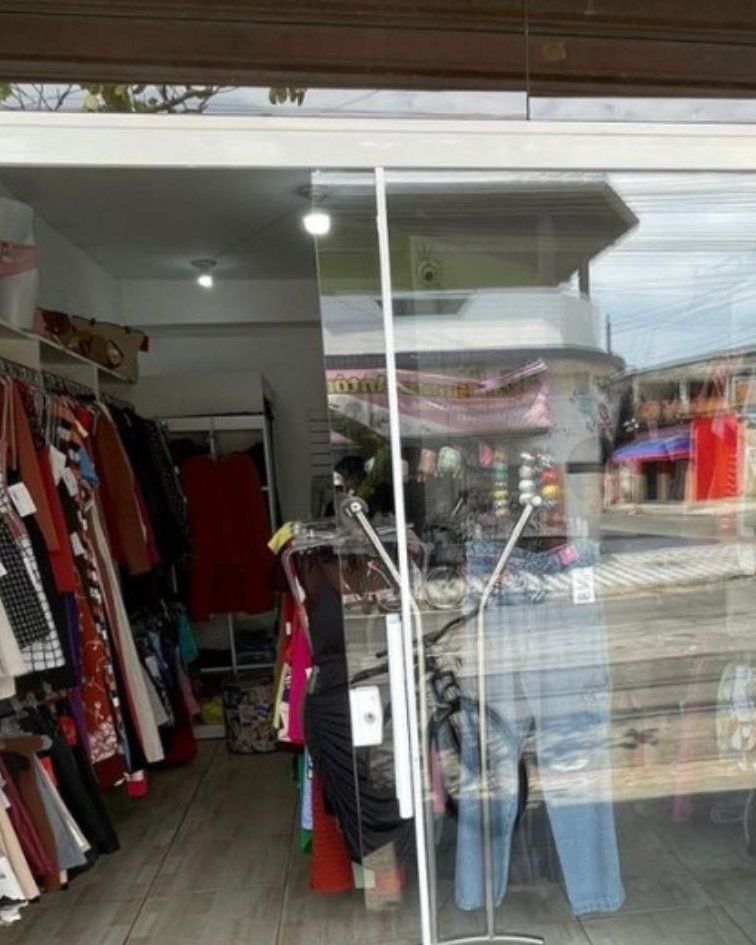 Vitrine de vidro em loja de rua executada pela Visão Vidros