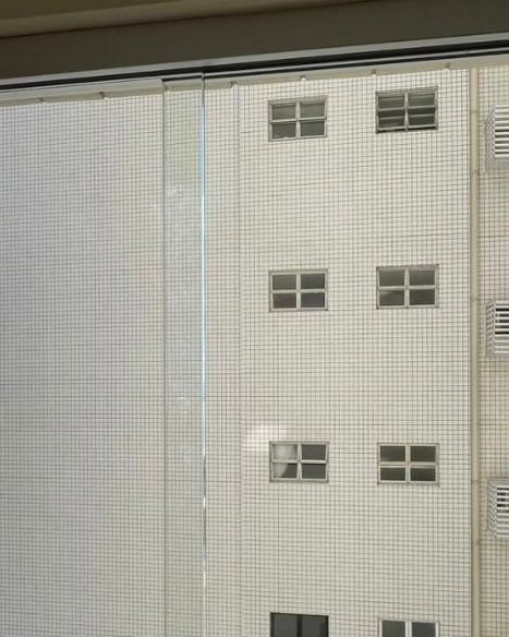 Janela de vidro deslizante em apartamento com vista para o mar
